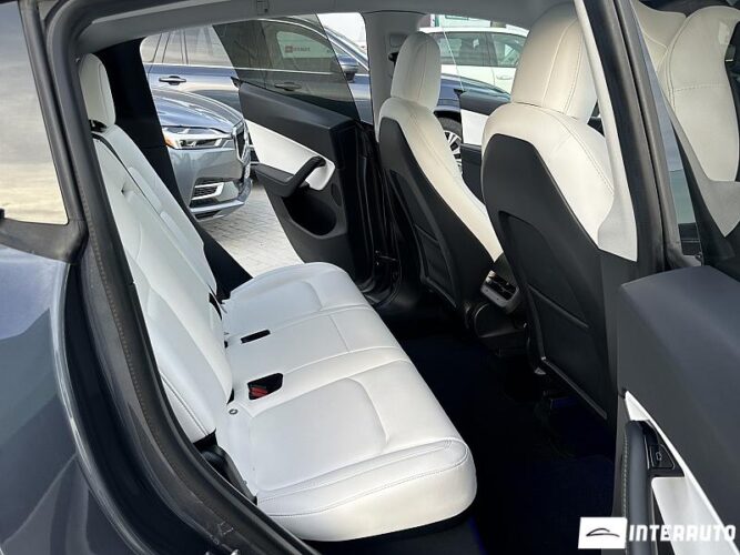 Tesla Model Y 49 interauto-car