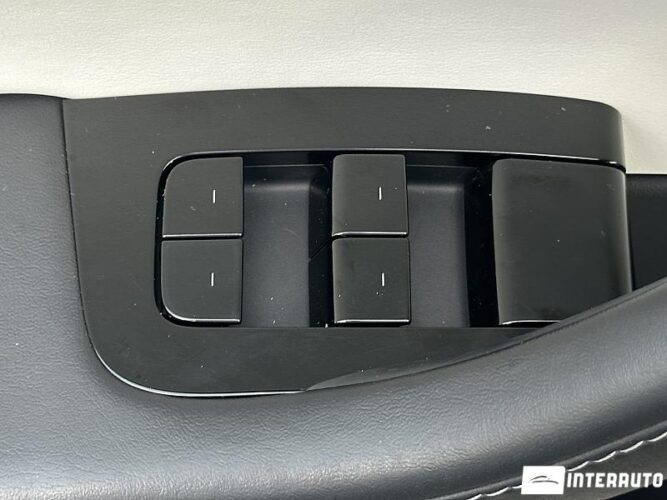 Tesla Model Y 52 interauto-car