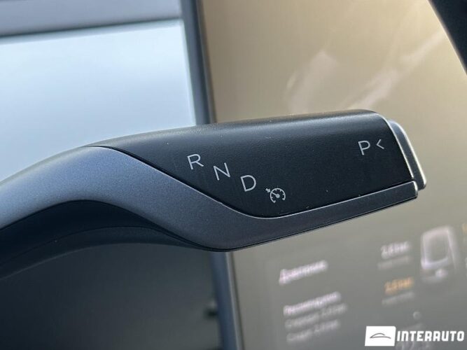 Tesla Model Y 42 interauto-car