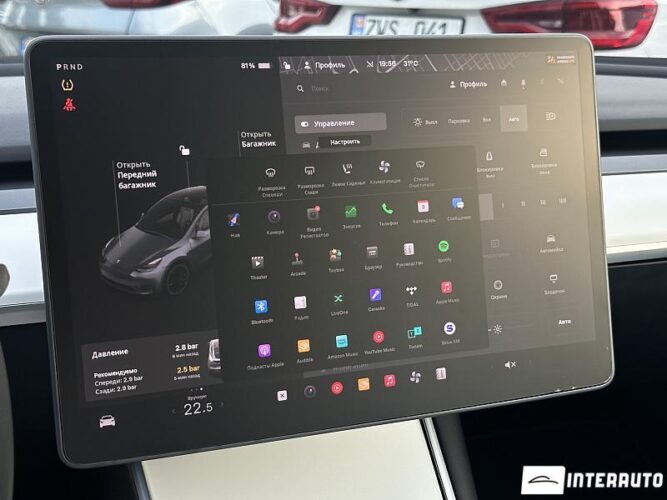 Tesla Model Y 44 interauto-car