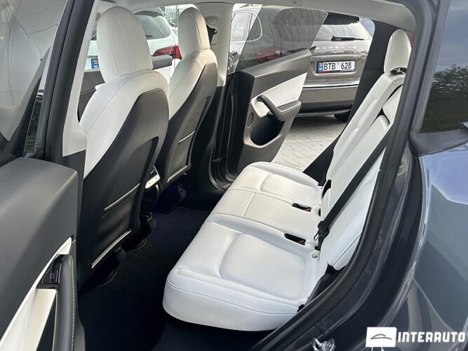 Tesla Model Y 47 interauto-car
