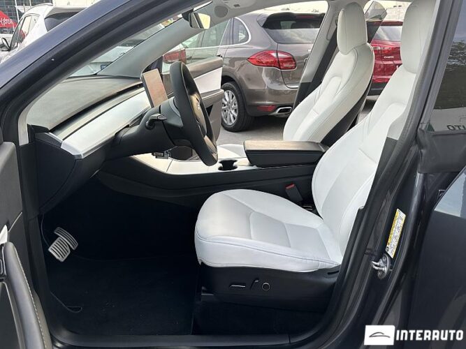 Tesla Model Y 38 interauto-car