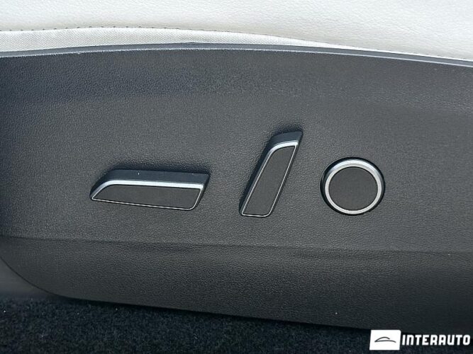 Tesla Model Y 53 interauto-car