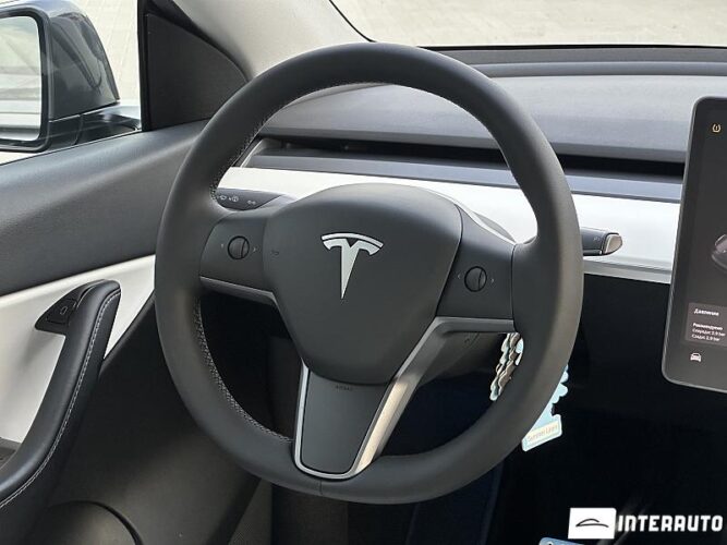 Tesla Model Y 40 interauto-car