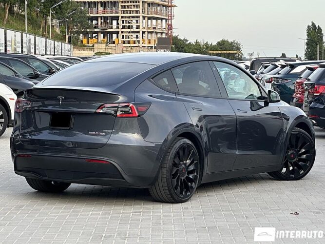 Tesla Model Y 36 interauto-car