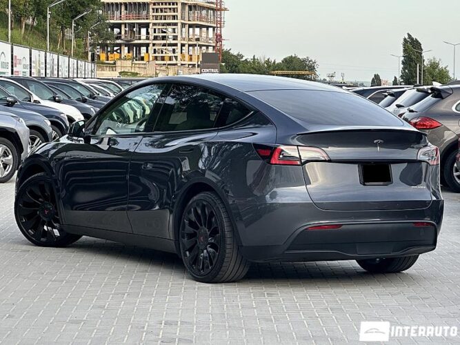 Tesla Model Y 37 interauto-car