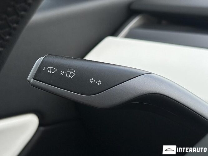 Tesla Model Y 41 interauto-car