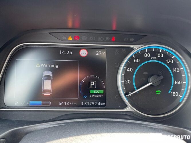 Nissan Leaf 42 interauto-car