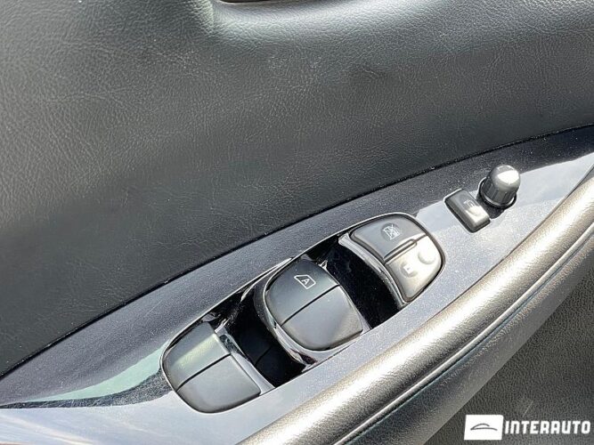 Nissan Leaf 38 interauto-car