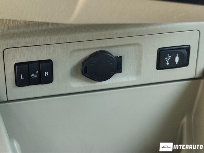 Toyota Prius Plus / V 44 interauto-car