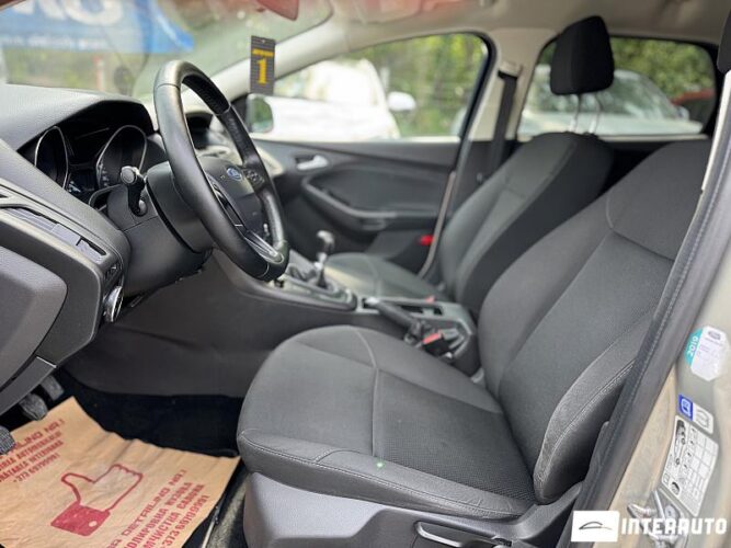 Ford Focus 33 interauto-car