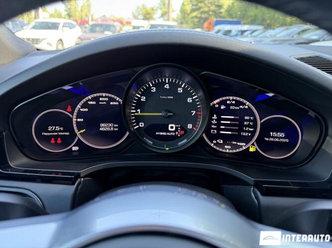 Porsche Cayenne E-Hybrid Coupe 46 interauto-car