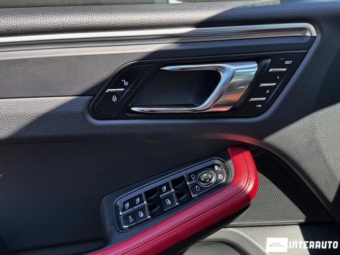 Porsche Macan 44 interauto-car