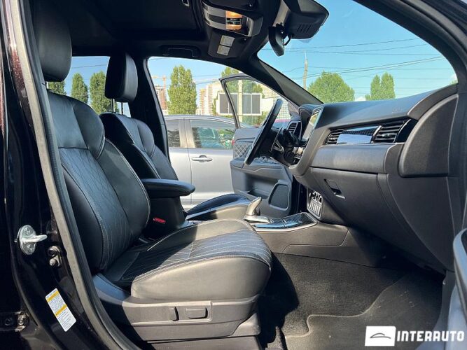 Mitsubishi Outlander 51 interauto-car