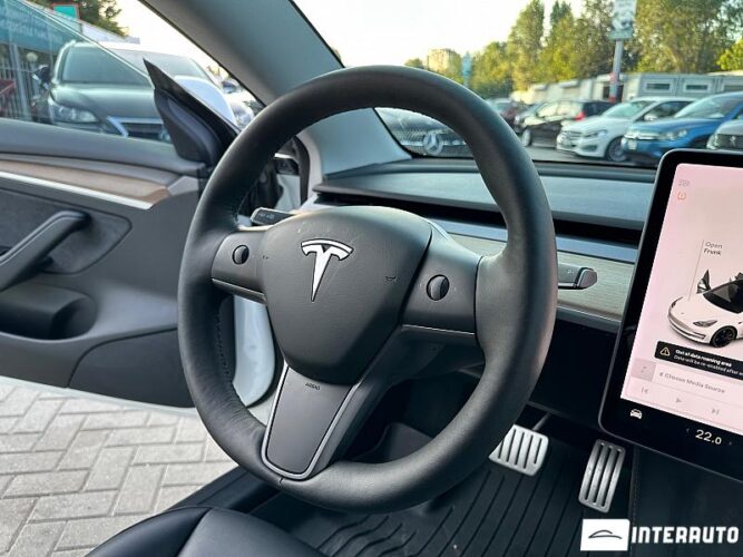 Tesla Model 3 36 interauto-car