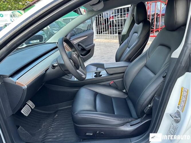 Tesla Model 3 33 interauto-car