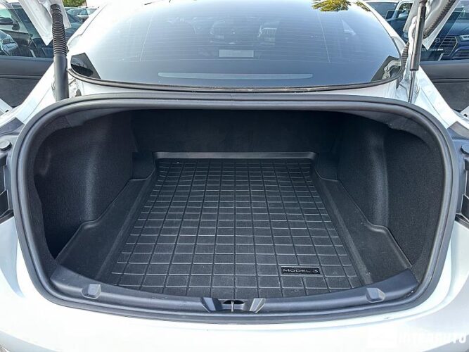 Tesla Model 3 43 interauto-car