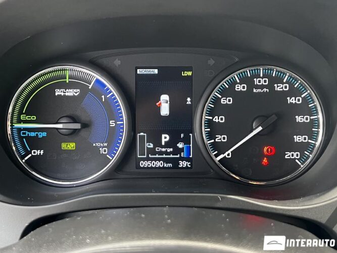 Mitsubishi Outlander 41 interauto-car