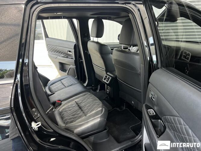 Mitsubishi Outlander 51 interauto-car