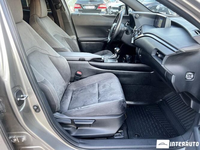 Lexus UX 250h 46 interauto-car