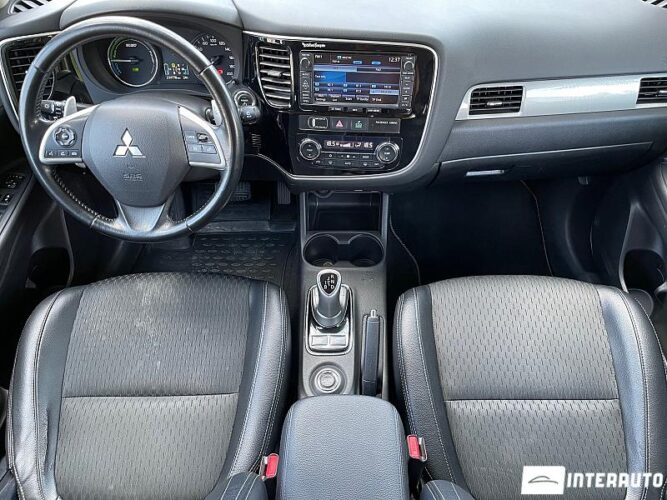 Mitsubishi Outlander 38 interauto-car
