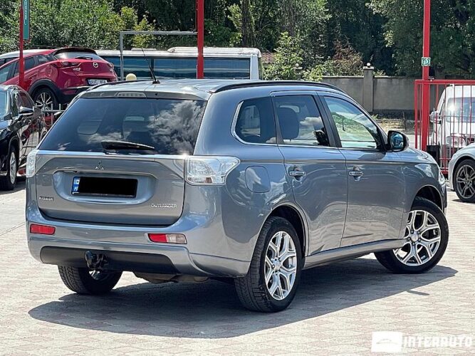 Mitsubishi Outlander 33 interauto-car