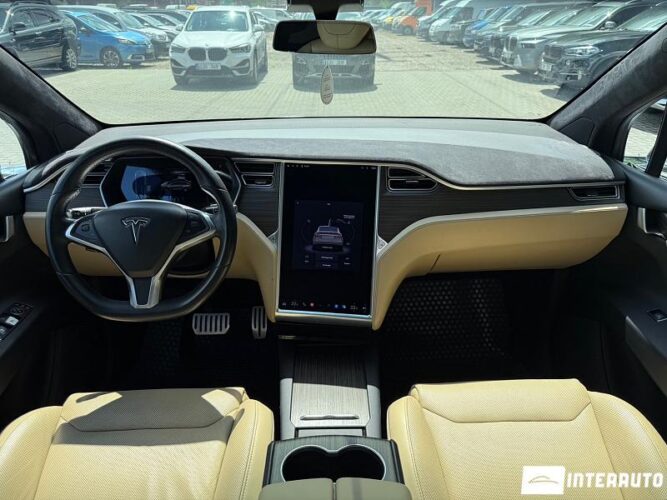 Tesla Model X 29 interauto-car