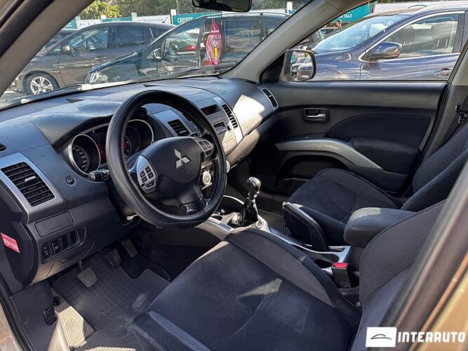 Mitsubishi Outlander XL 32 interauto-car