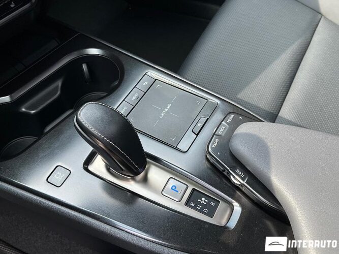 Lexus UX 300e 55 interauto-car