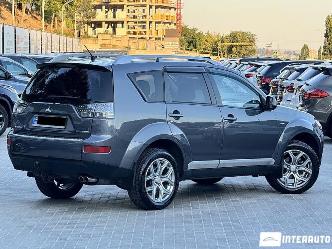 Mitsubishi Outlander 32 interauto-car