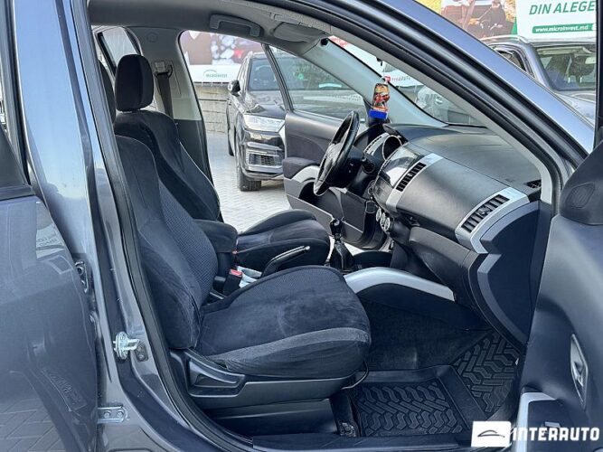 Mitsubishi Outlander 44 interauto-car