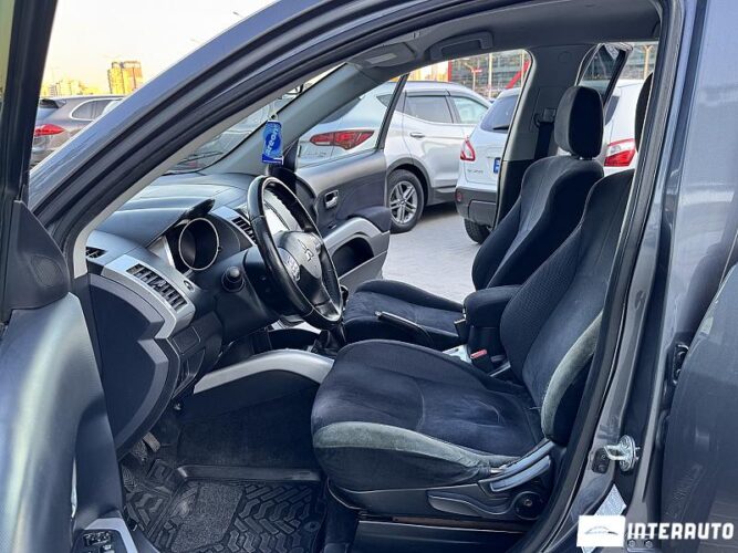 Mitsubishi Outlander 34 interauto-car