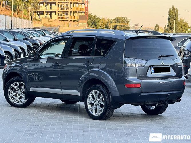 Mitsubishi Outlander 33 interauto-car
