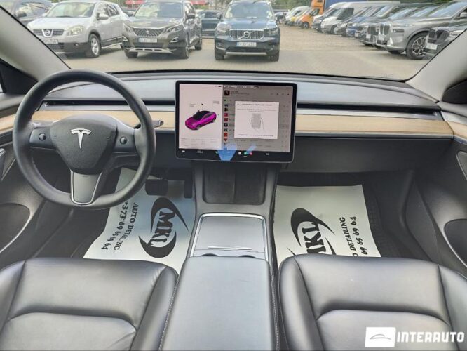 Tesla Model 3 32 interauto-car