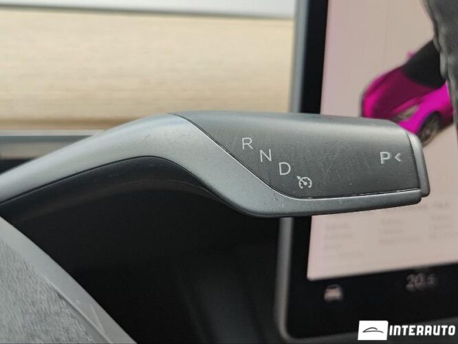 Tesla Model 3 38 interauto-car