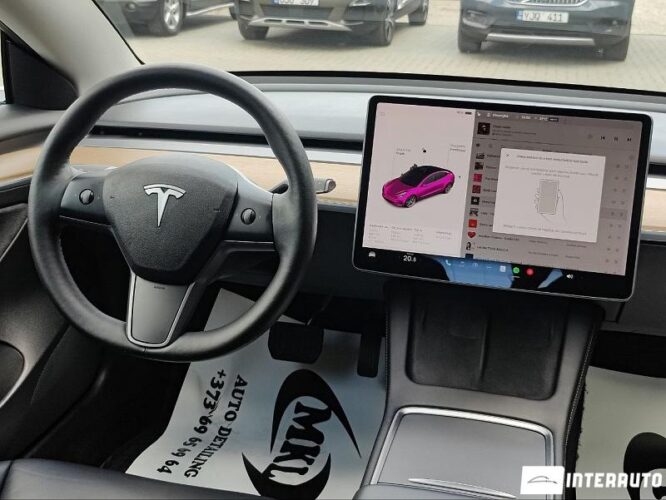 Tesla Model 3 36 interauto-car