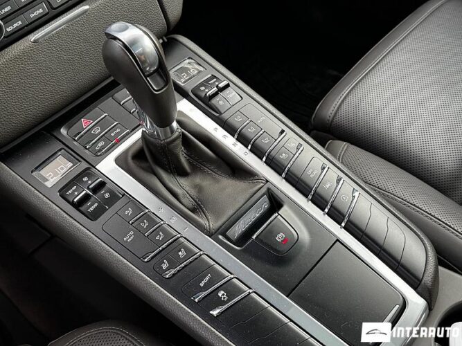 Porsche Macan 50 interauto-car
