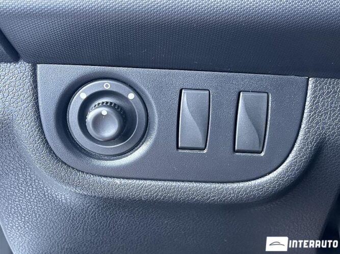 Dacia Sandero 33 interauto-car