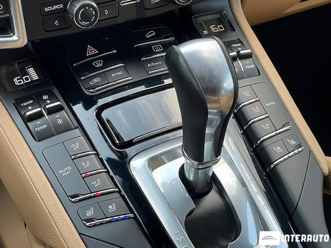 Porsche Cayenne S Hybrid 49 interauto-car