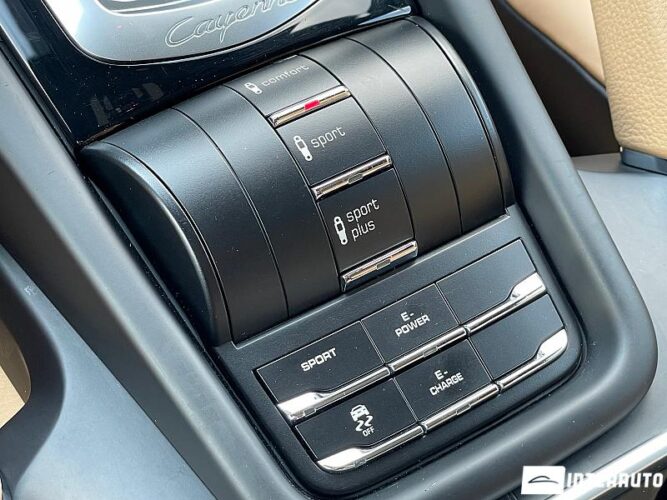 Porsche Cayenne S Hybrid 48 interauto-car