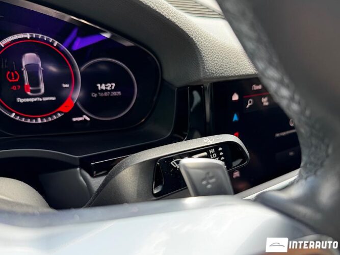 Porsche Cayenne E-Hybrid Coupe 48 interauto-car