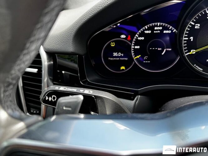 Porsche Cayenne E-Hybrid Coupe 47 interauto-car