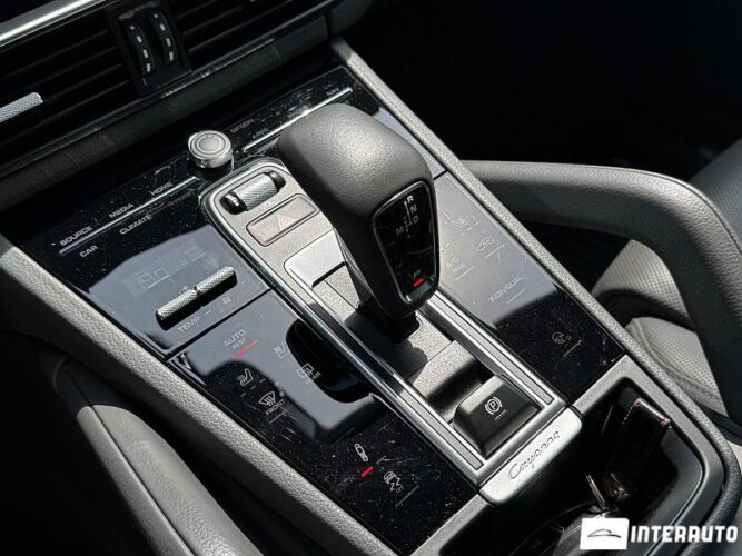 Porsche Cayenne E-Hybrid Coupe 51 interauto-car