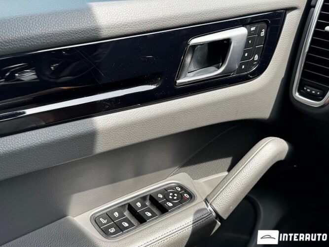 Porsche Cayenne E-Hybrid Coupe 52 interauto-car