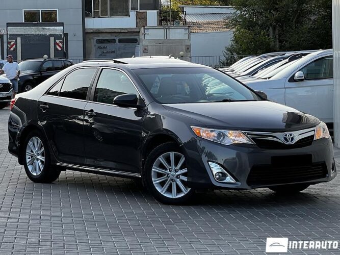Toyota Camry 2012 doar la InterAuto
