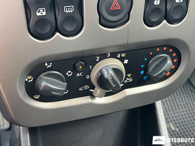 Dacia Sandero 36 interauto-car