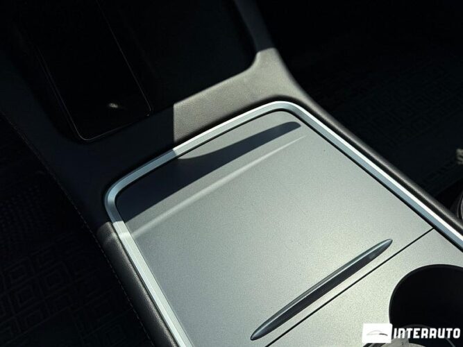 Tesla Model 3 38 interauto-car