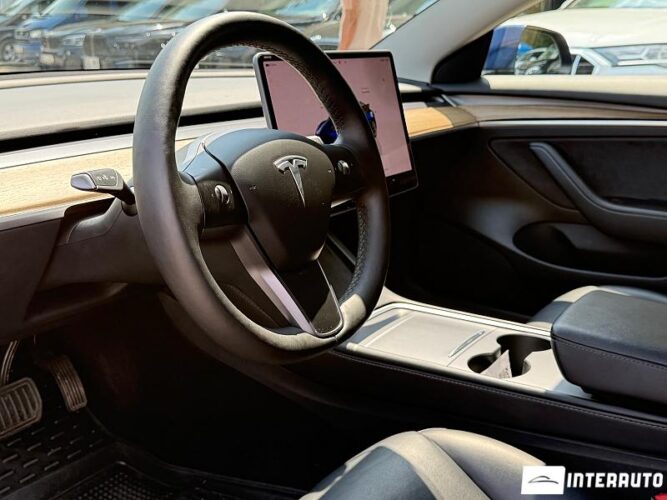 Tesla Model 3 31 interauto-car