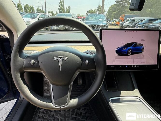 Tesla Model 3 36 interauto-car