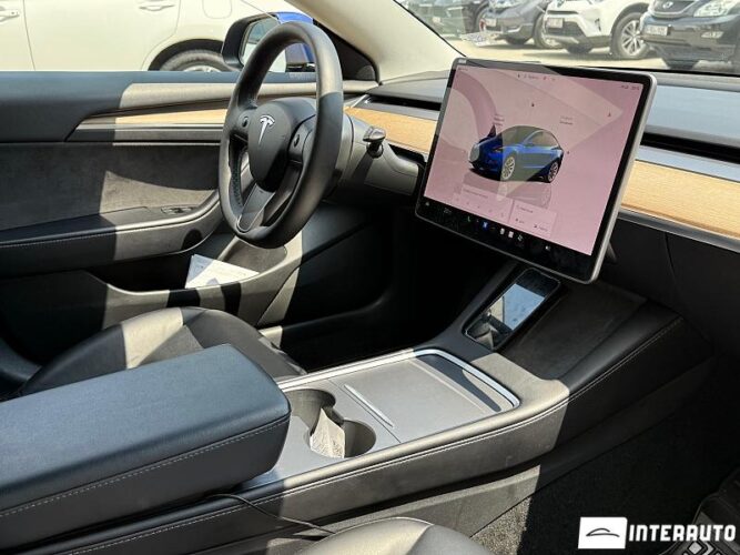 Tesla Model 3 35 interauto-car